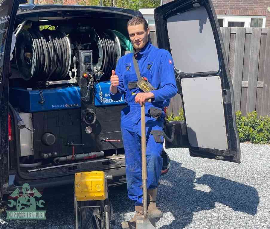 Een tevreden monteur met opgestoken duim naast de bestelbus, slim ingrijpen bespaart kosten bij een verstopte afvoer in Terneuzen