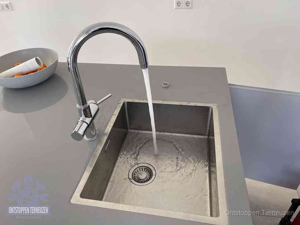 Een vrij doorstromende rvs spoelbak waar het water moeiteloos wegloopt, het resultaat van slim onderhoud dat geld bespaart in Terneuzen Een vrij doorstromende rvs spoelbak waar het water moeiteloos wegloopt, het resultaat van slim onderhoud dat geld bespaart in Terneuzen