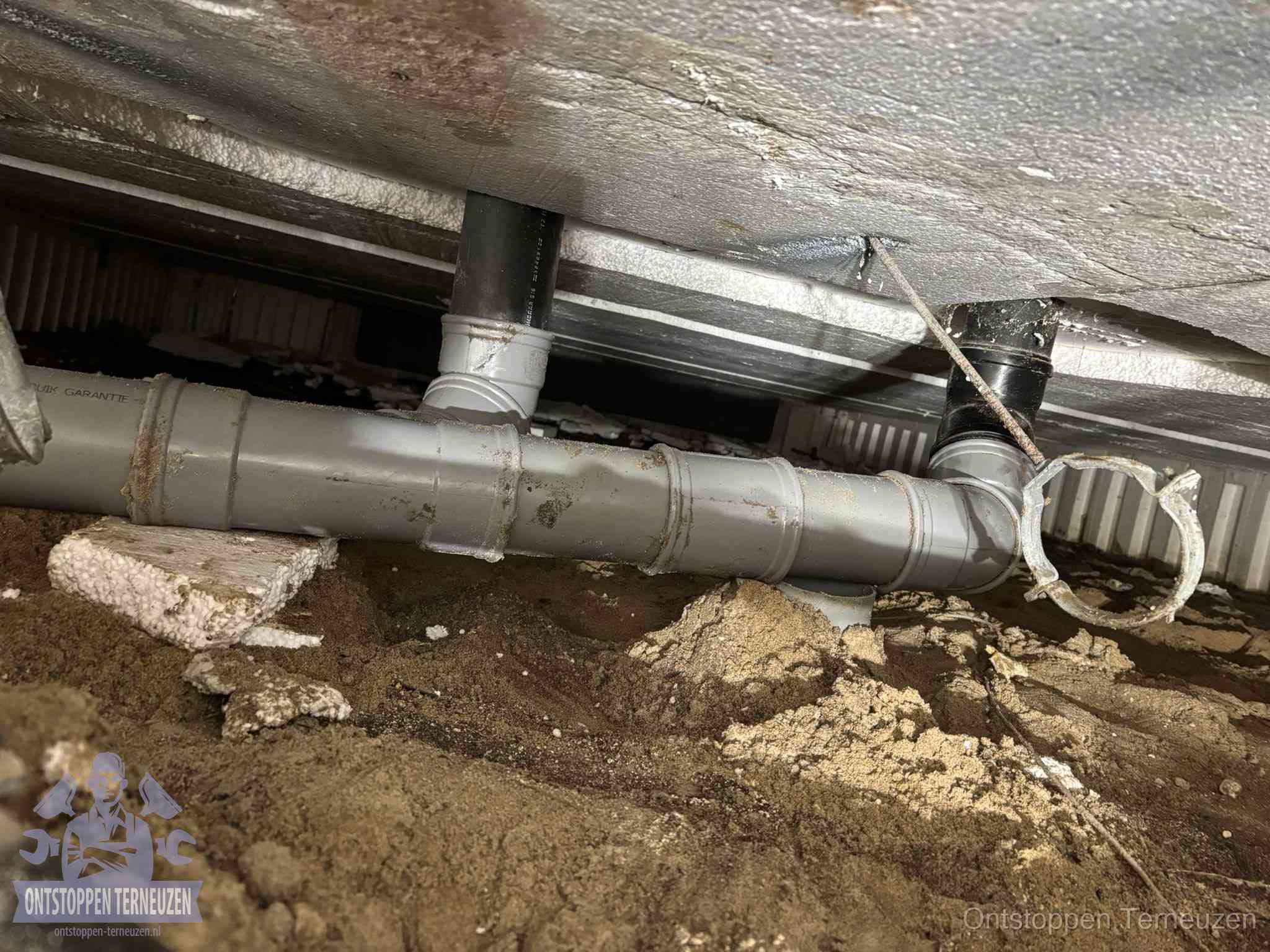PVC-buizen in de kruipruimte van een gemengd of gescheiden rioolstelsel in Terneuzen PVC-buizen in de kruipruimte van een gemengd of gescheiden rioolstelsel in Terneuzen