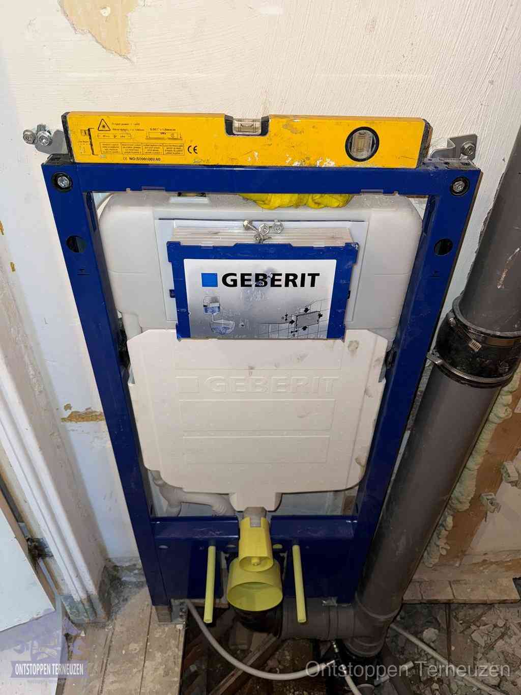 Een Geberit inbouwreservoir met frame voor een hangtoilet tegen de wand, met de afvoerbocht naar de vloer, kenmerkend voor een verstopt hangtoilet in Terneuzen Een Geberit inbouwreservoir met frame voor een hangtoilet tegen de wand, met de afvoerbocht naar de vloer, kenmerkend voor een verstopt hangtoilet in Terneuzen
