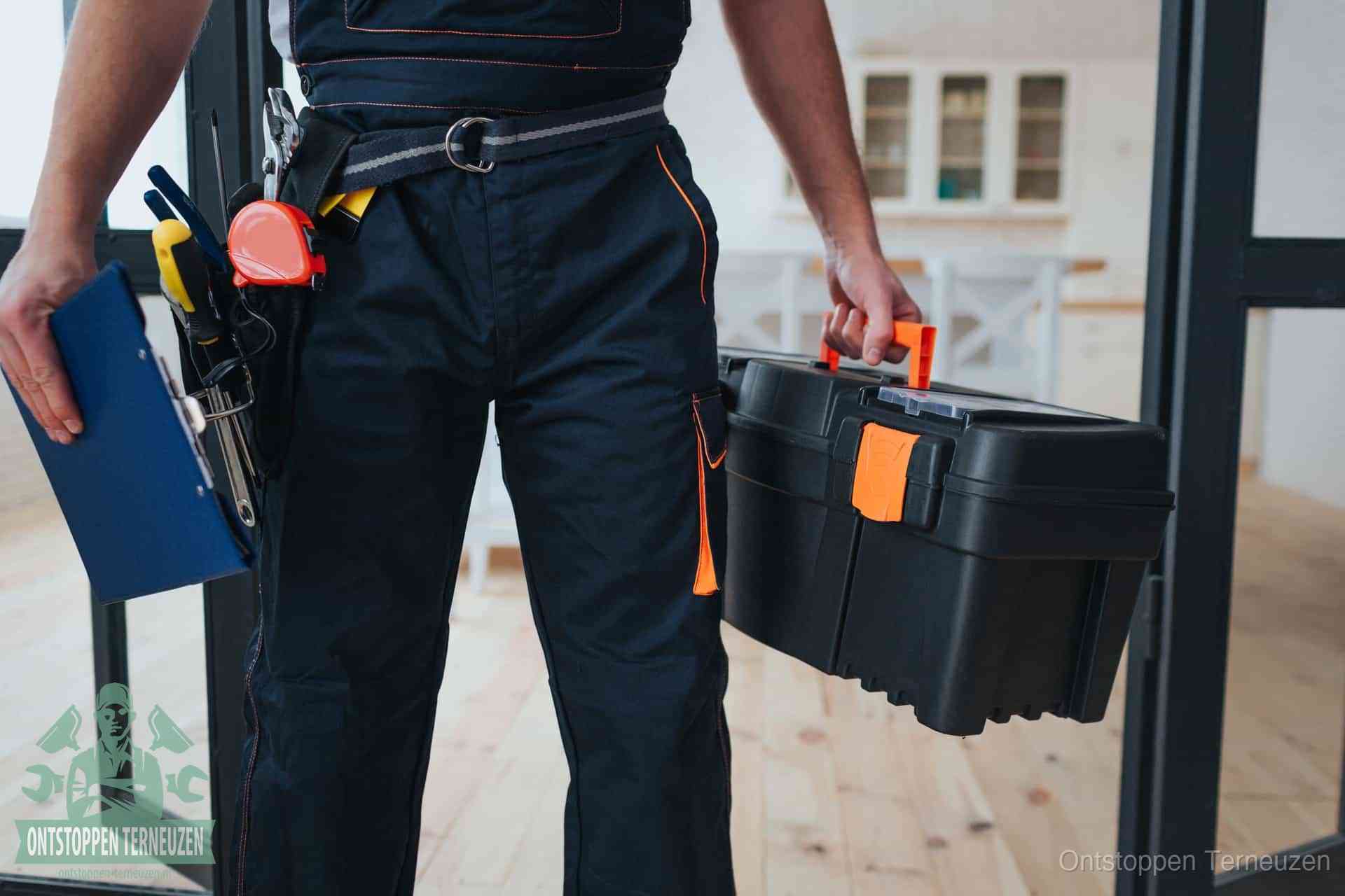 Een monteur met gereedschapsriem en klembord, klaar om een transparante prijs voor het afvoer ontstoppen in Terneuzen te geven