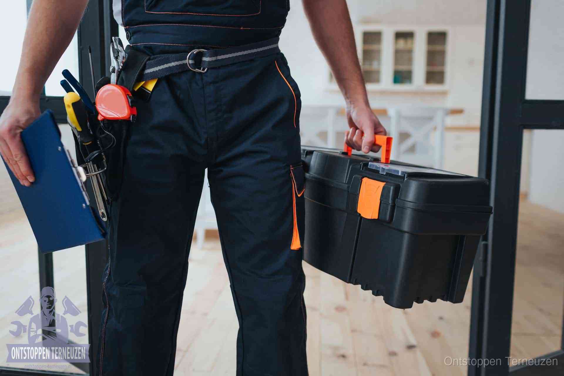 Een monteur met gereedschapsriem en klembord in een keuken, klaar om een transparante prijs voor het gootsteen ontstoppen in Terneuzen te geven Een monteur met gereedschapsriem en klembord in een keuken, klaar om een transparante prijs voor het gootsteen ontstoppen in Terneuzen te geven