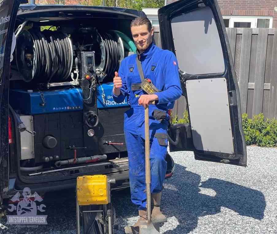 Monteur met duim omhoog bij de rioolreinigingsbus, duidelijke kosten voor riool ontstoppen in Terneuzen Monteur met duim omhoog bij de rioolreinigingsbus, duidelijke kosten voor riool ontstoppen in Terneuzen