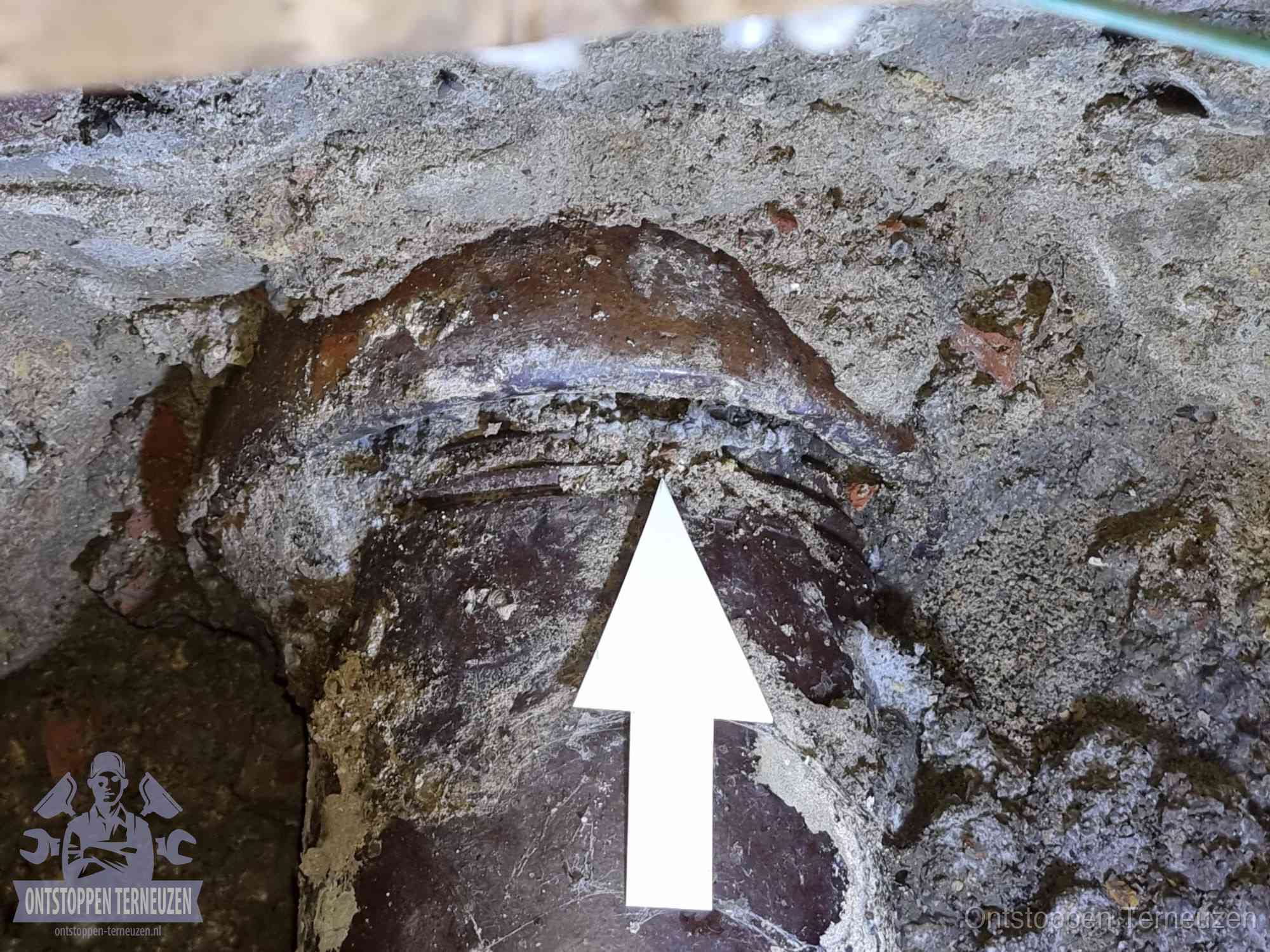 Blootgelegde oude rioolaansluiting met een scheur als oorzaak van een rioolverstopping in Terneuzen Blootgelegde oude rioolaansluiting met een scheur als oorzaak van een rioolverstopping in Terneuzen