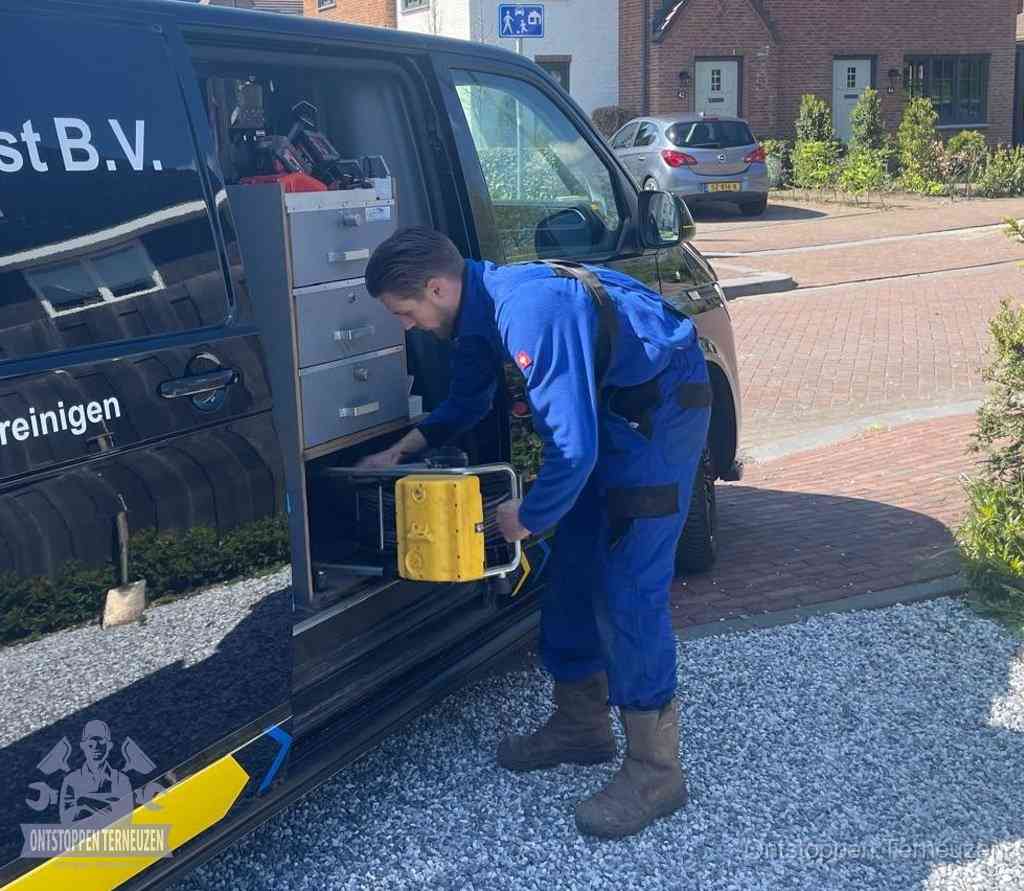 Een monteur pakt apparatuur uit de bedrijfsbus voor service aan huis, het moment om een professional in te schakelen in Terneuzen Een monteur pakt apparatuur uit de bedrijfsbus voor service aan huis, het moment om een professional in te schakelen in Terneuzen