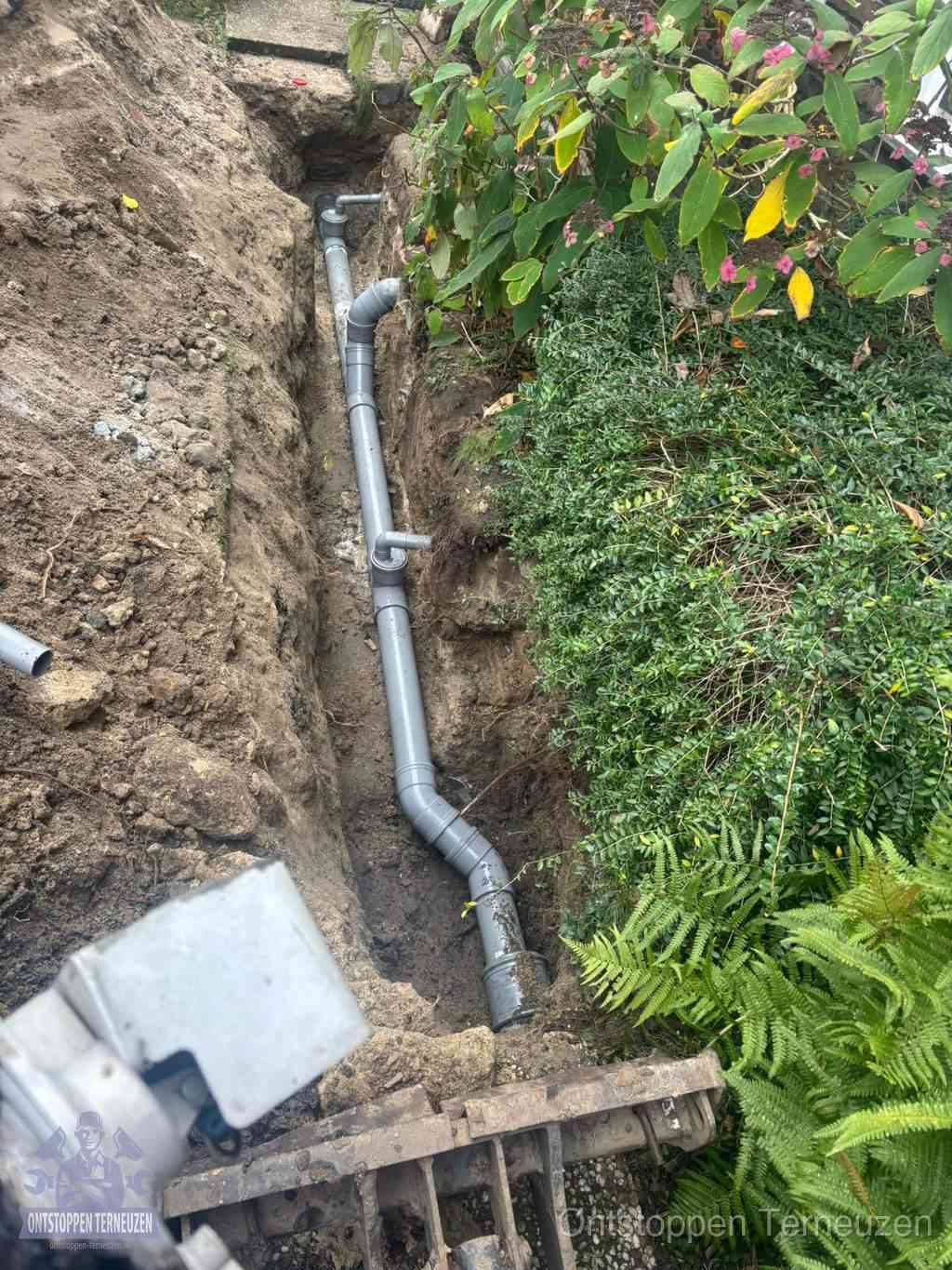 Open sleuf met nieuwe PVC-buizen, riool repareren en vervangen in Terneuzen Open sleuf met nieuwe PVC-buizen, riool repareren en vervangen in Terneuzen