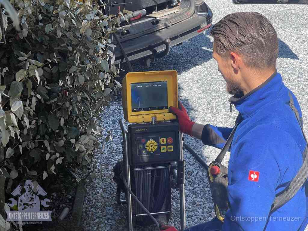 Monteur bedient een rioolinspectiecamera met monitor voor rioolinspectie in Terneuzen Monteur bedient een rioolinspectiecamera met monitor voor rioolinspectie in Terneuzen