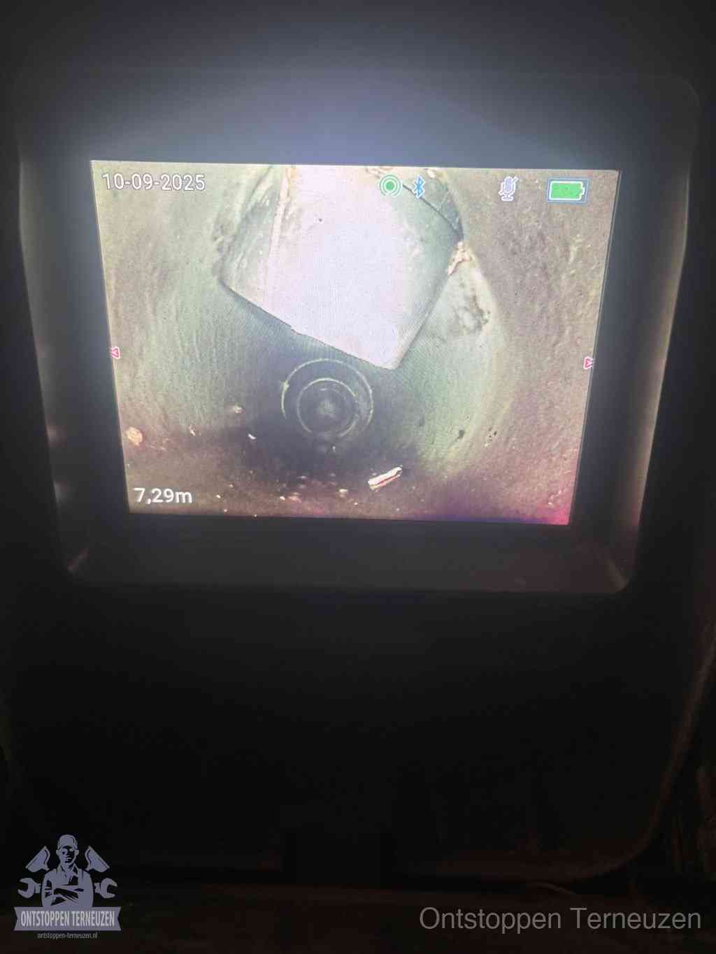 Camerabeeld van een verzakte rioolbuis diep onder de grond, een rioolverzakking in Terneuzen Camerabeeld van een verzakte rioolbuis diep onder de grond, een rioolverzakking in Terneuzen