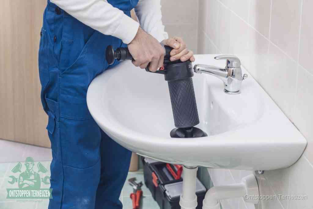 Een te ruwe doe-het-zelf poging met een hand-pomp op de afvoer van een badkamer-wastafel, een van de veelgemaakte fouten bij afvoer ontstoppen in Terneuzen