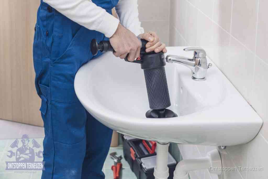 Een te ruwe doe-het-zelf poging met een handmatige perslucht-ontstopper op een sanitair-afvoer, een van de veelgemaakte fouten bij wc ontstoppen in Terneuzen Een te ruwe doe-het-zelf poging met een handmatige perslucht-ontstopper op een sanitair-afvoer, een van de veelgemaakte fouten bij wc ontstoppen in Terneuzen