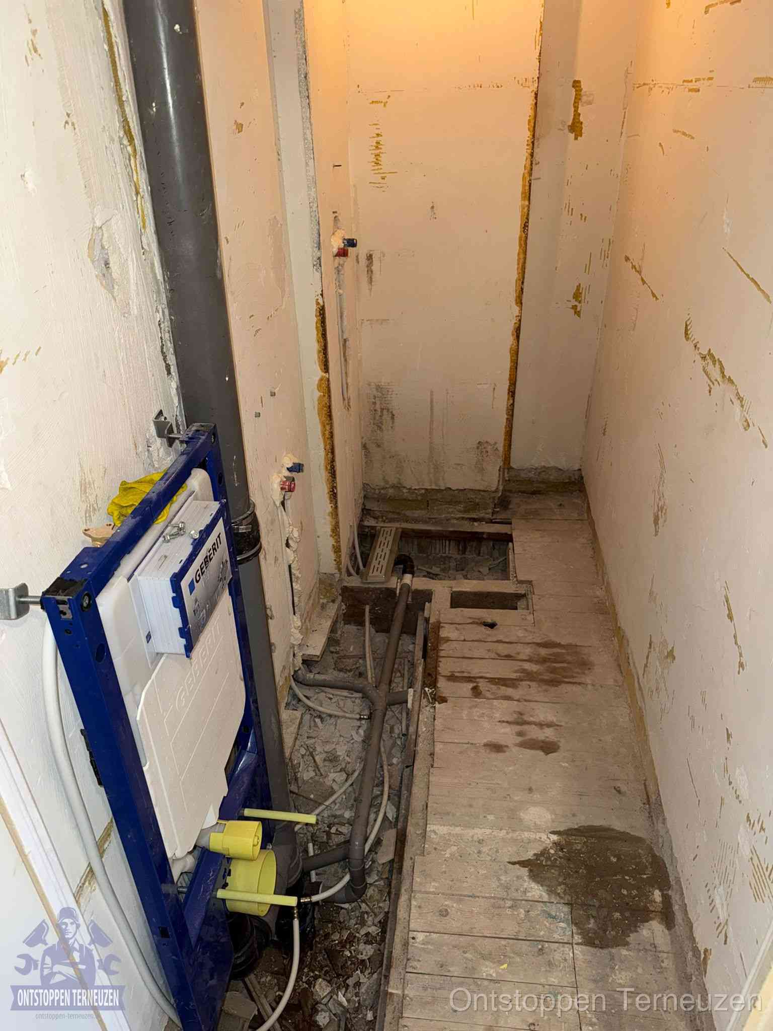 Een opgebroken toiletruimte tijdens renovatie met een Geberit inbouwreservoir en blootliggende oude afvoerleidingen, typisch voor oudere woningen in Terneuzen Een opgebroken toiletruimte tijdens renovatie met een Geberit inbouwreservoir en blootliggende oude afvoerleidingen, typisch voor oudere woningen in Terneuzen
