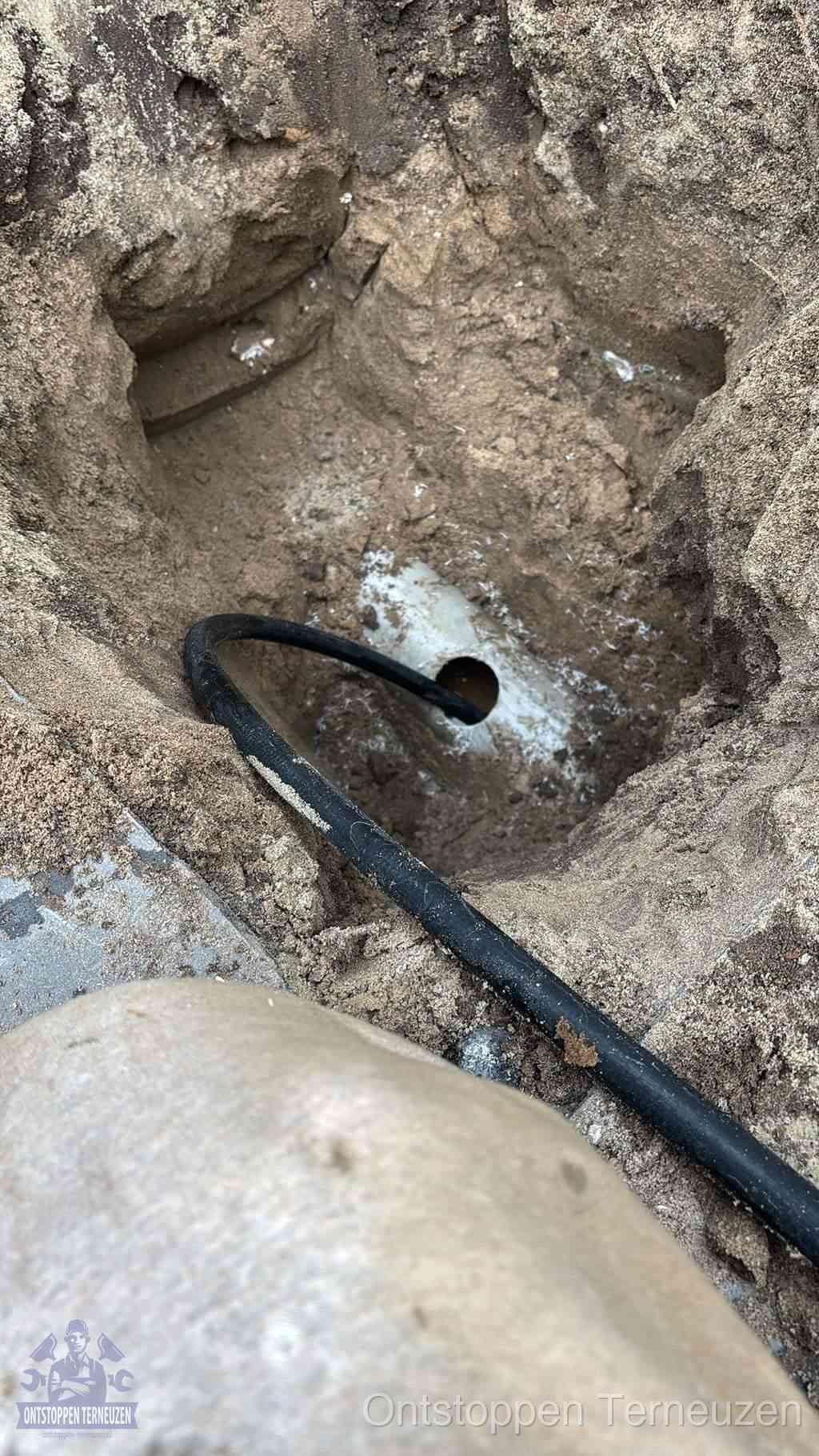 Uitgegraven rioolbuis in de grond, hulp om zelf het riool te ontstoppen in Terneuzen Uitgegraven rioolbuis in de grond, hulp om zelf het riool te ontstoppen in Terneuzen